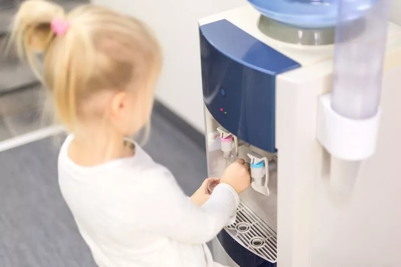 Как организуют питьевой режим в детских учреждениях